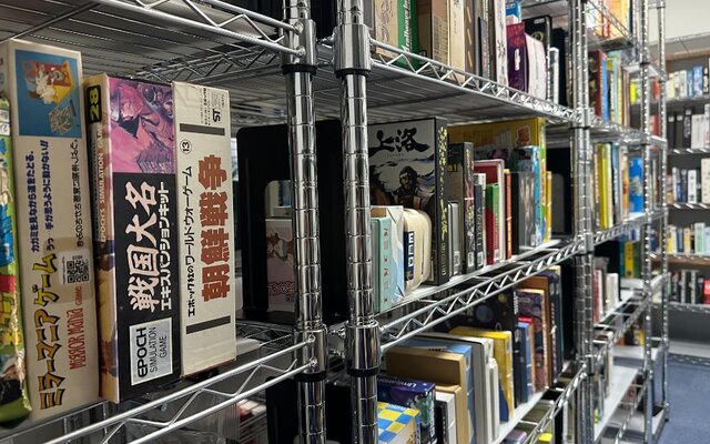所蔵資料が並ぶ棚の風景