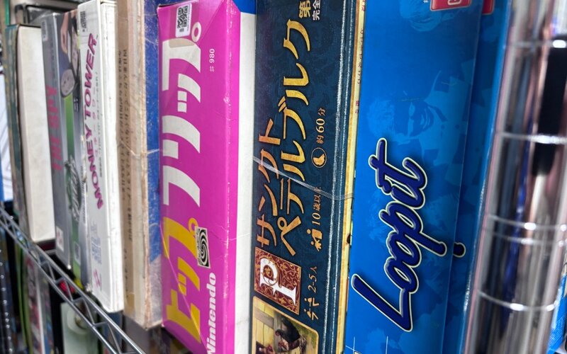 棚に整理されたボードゲームの保管箱